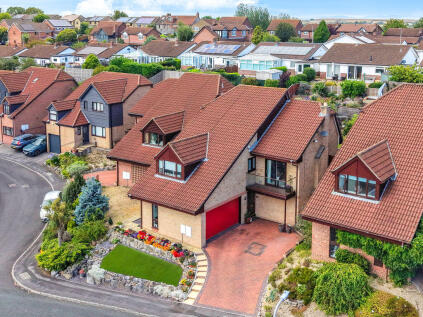 Fraser Close, Worle - FABULOUS SPLIT LEVEL HOME