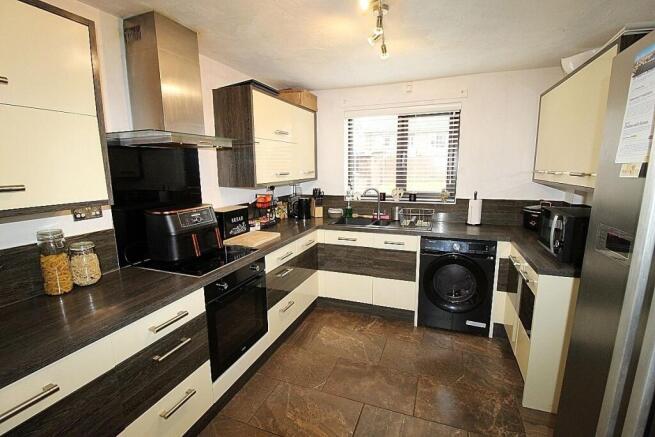 3 bed Semi-Detached for sale Image 7