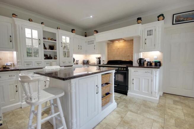 4 bed Detached for sale Image 11