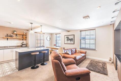 Second Floor Apartment in Norwich Close to the River
