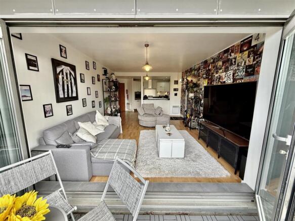 LOUNGE/KITCHEN