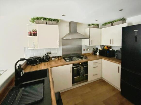 3 bed Semi-Detached for sale Image 6