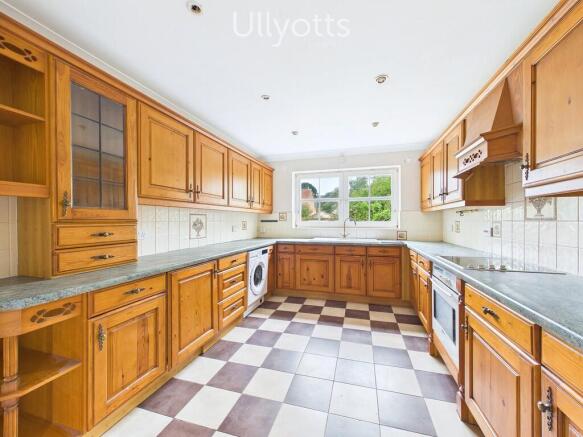 4 bed Detached for sale Image 9