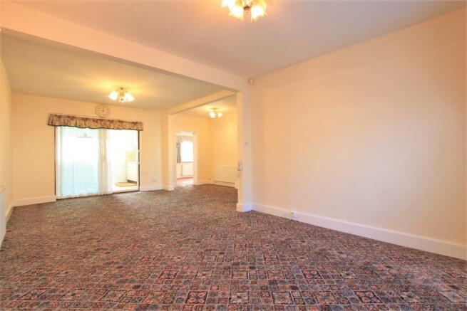 'L' Shaped Through Lounge