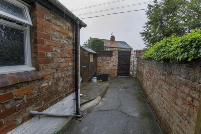 3 bed Terraced to rent Image 12