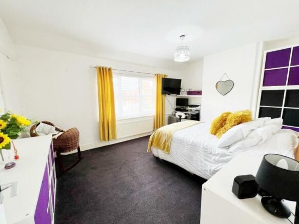 Bedroom 1 pic 1.jpg
