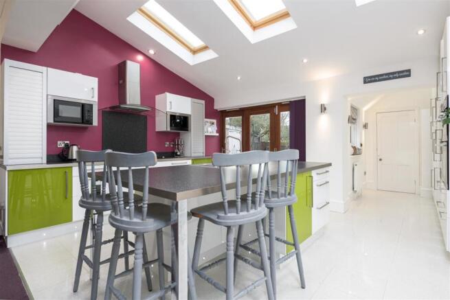 LIVING FAMILY KITCHEN