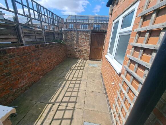 3 bed Terraced to rent Image 12