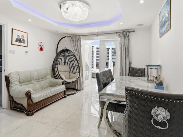 4 bed Detached for sale Image 8