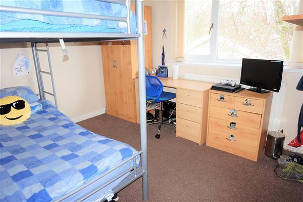 BACK BEDROOM 2 :