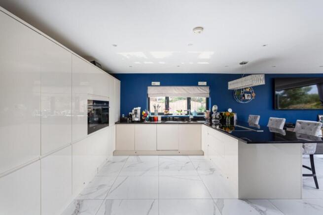 4 bed Detached for sale Image 5