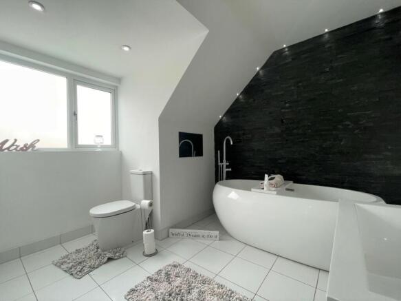 FAMILY BATHROOM D