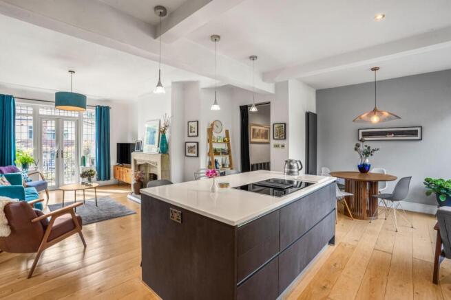 4 bed Detached for sale Image 8