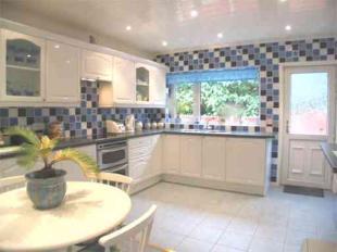 FITTED KITCHEN