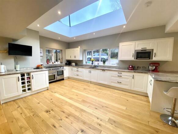 KITCHEN/FAMILY DINING ROOM