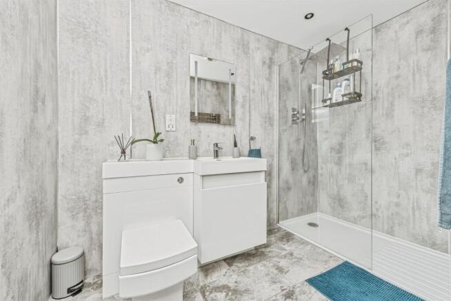 5 bed Detached for sale Image 10