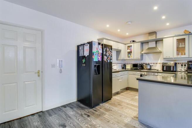 2 bed Apartment for sale Image 4
