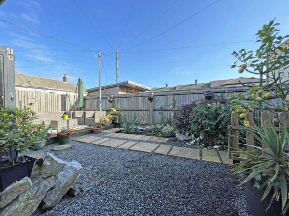 Inchkeith Road 29 Garden 6.jpg
