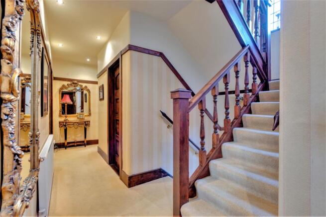 FIRST FLOOR LANDING