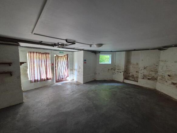 6 bed Semi-Detached for sale Image 10