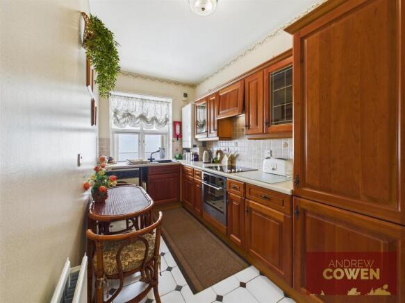 2 bed Flat for sale Image 5