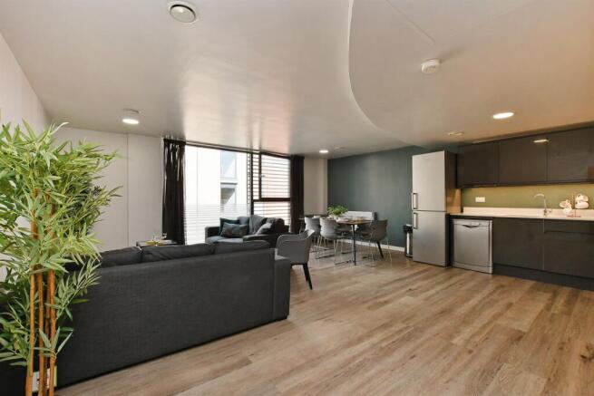 5 bed Apartment to rent Image 6