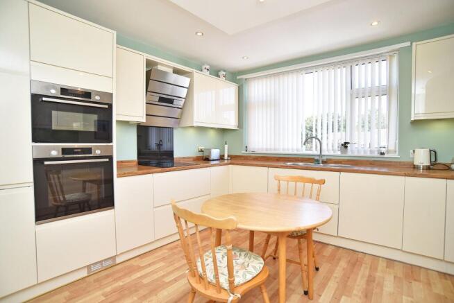 3 bed Flat for sale Image 6