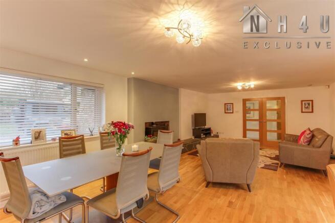 LOUNGE / DINING ROOM: