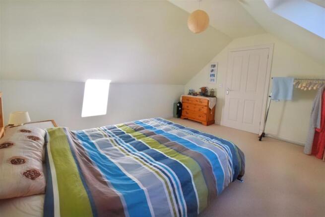 UPSTAIRS BEDROOM (2)