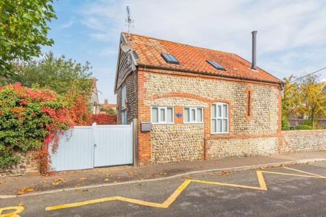 Converted Norfolk Barn with Gardens, Vaulted Ceilings and Near the Coast