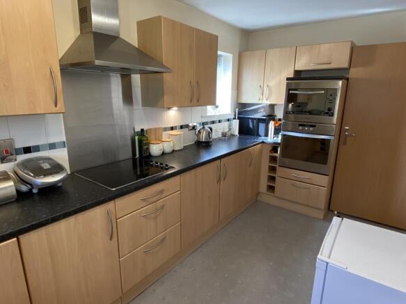 3 bed Apartment to rent Image 4