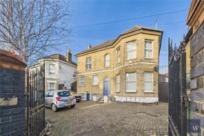 Flat B, 13, Thurlow Park Road, London SE21 8JB