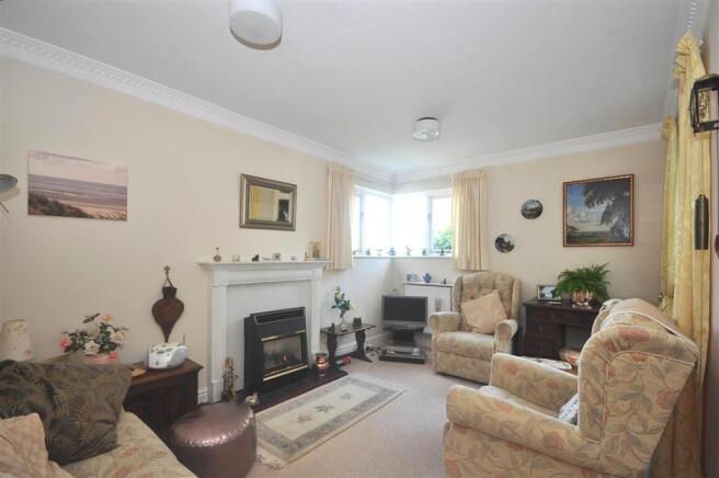 Lounge/Dining Area