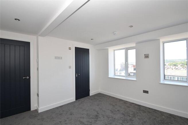 2 bed Penthouse to rent Image 9