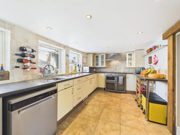 5 bed Detached for sale Image 8