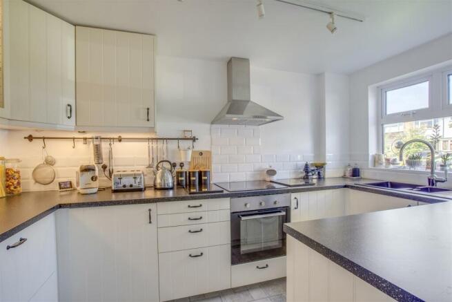 27 Wrights Lane, HP16 0LQ-5.jpg