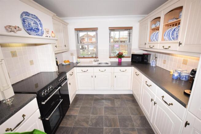 "L" Shaped Kitchen/D