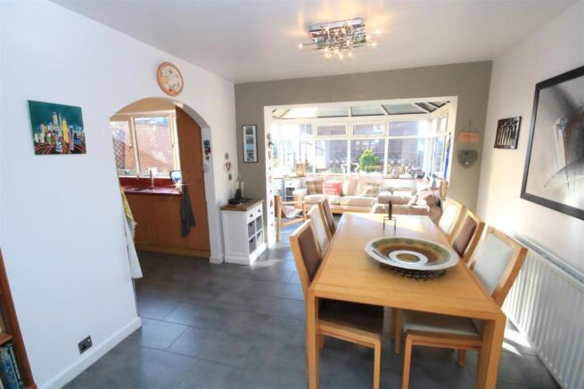 OPEN PLAN LIVING/ DINING KITCHEN