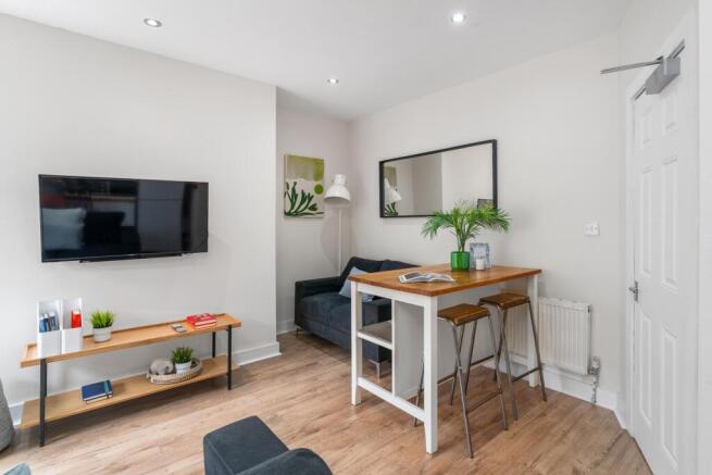 8 bed House to rent Image 3
