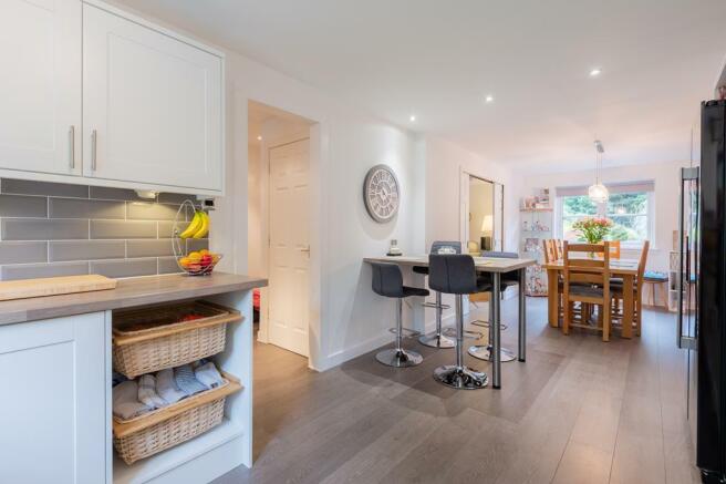 KITCHEN/DINING