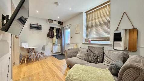 Flat 4, 12 High Street, Wellington