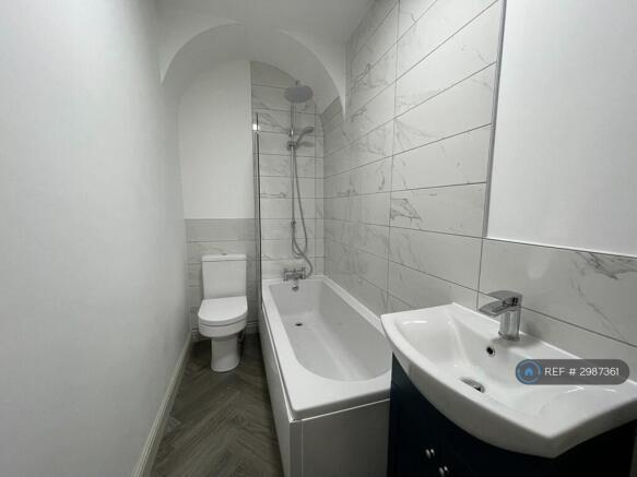 2 bed Terraced to rent Image 4