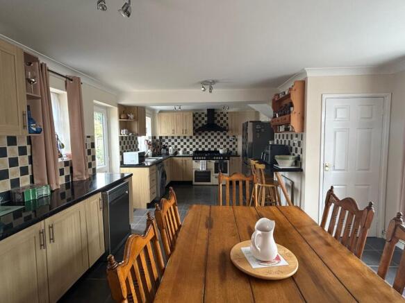 KITCHEN/DINING ROOM