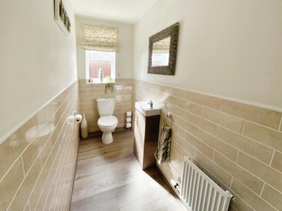 5 bed Detached for sale Image 8