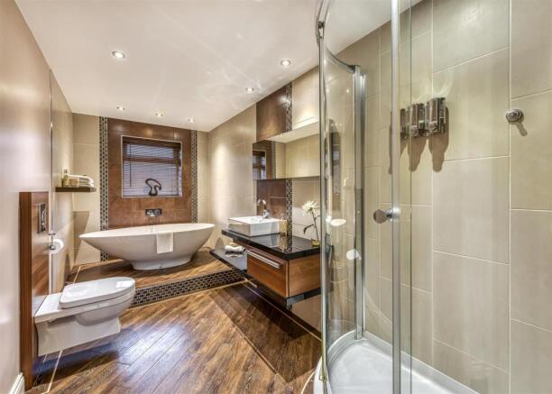 58 Birches Road-bath1.jpg