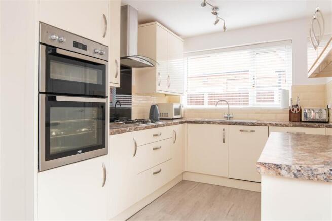 Kitchen & Dining