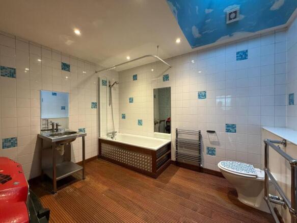 ave rd bathroom.jpg