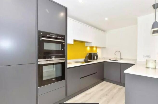 6 niagara close - kitchen shot.jpeg