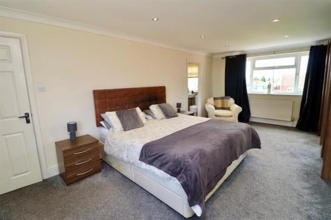 4 bed Detached for sale Image 7