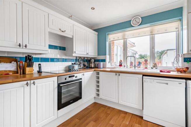 Kitchen (2).jpg